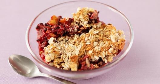 Crunchy oat and fruit crumble